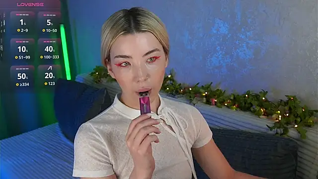 LindaThackerr online show from August 7, 4:29 am