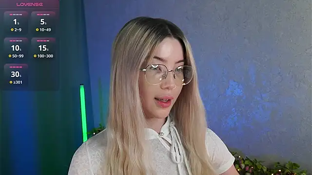 LindaThackerr online show from June 30, 4:23 am