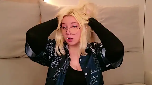 Cassey Well online show from May 20, 8:50 pm