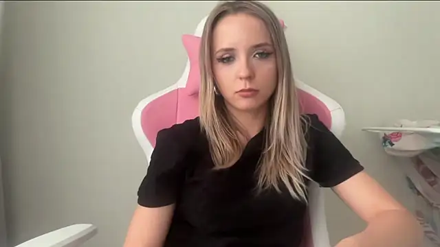 Snapshot of SisiBunny chatting on June 11, 4:37 pm SisiBunny online show from June 11, 4:37 pm
