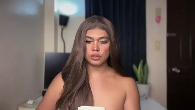 OliviaLuxee online show from May 5, 6:55 pm