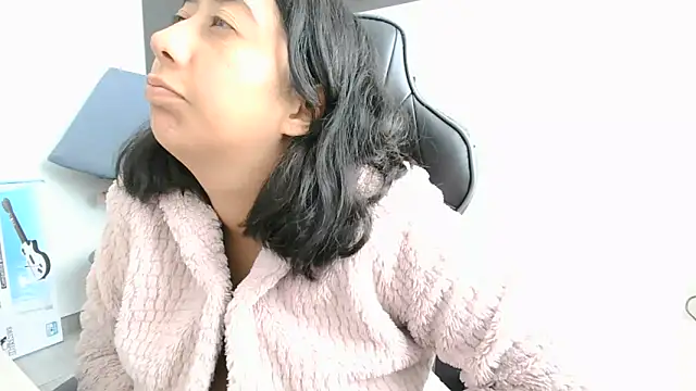 Snapshot of saramaSS chatting on June 15, 7:35 pm saramaSS online show from June 15, 7:35 pm
