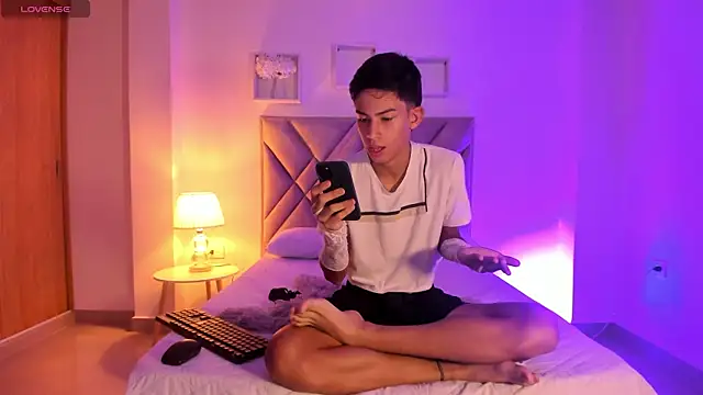 Snapshot of Baby_noahtt chatting on June 9, 2:18 pm Baby noahtt online show from June 9, 2:18 pm