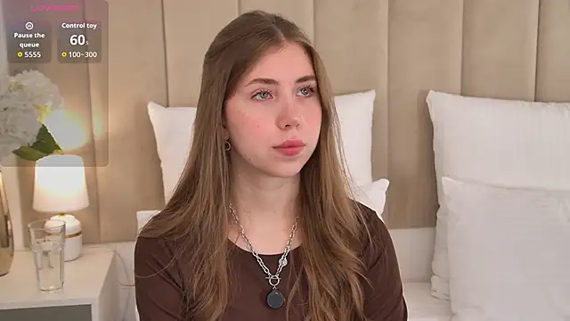 EvaAkiins online show from May 6, 5:50 pm