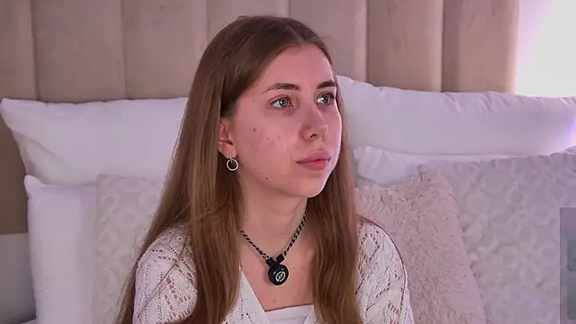 EvaAkiins online show from June 21, 4:24 pm