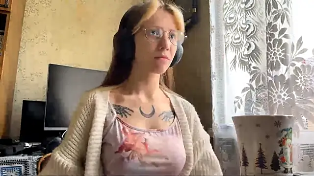 Snapshot of AliceGates chatting on May 13, 7:04 am AliceGates online show from May 13, 7:04 am