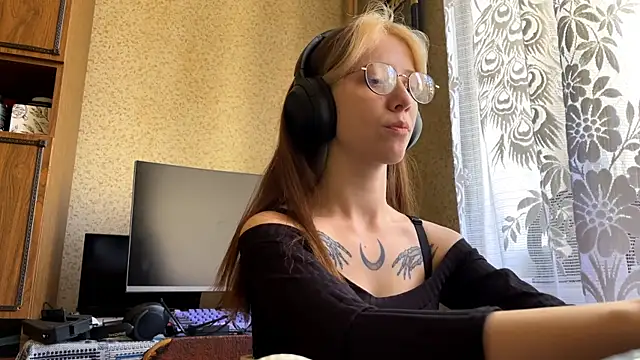 Snapshot of AliceGates chatting on May 15, 7:06 am AliceGates online show from May 15, 7:06 am