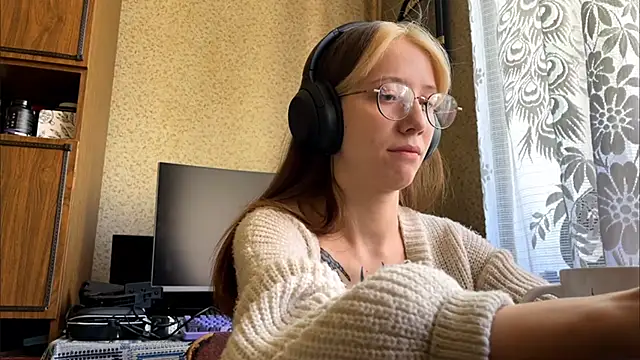 Snapshot of AliceGates chatting on May 16, 7:18 am AliceGates online show from May 16, 7:18 am