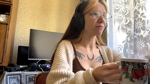 Snapshot of AliceGates chatting on May 14, 7:05 am AliceGates online show from May 14, 7:05 am