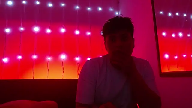 Snapshot of Wildseductor1 chatting on May 8, 9:40 pm Wildseductor1 online show from May 8, 9:40 pm