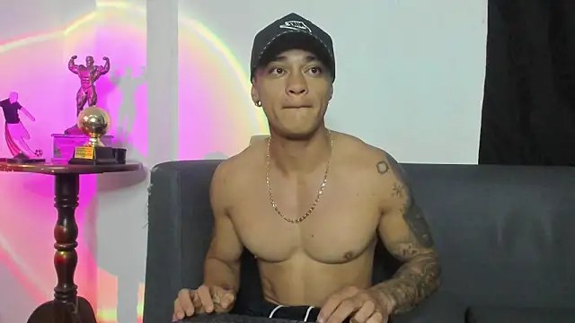 Snapshot of AlexRoyce_ chatting on May 12, 10:32 am AlexRoyce online show from May 12, 10:32 am