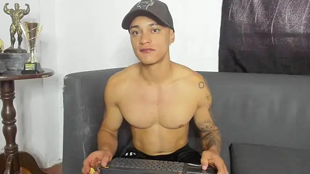 Snapshot of AlexRoyce_ chatting on May 22, 11:41 am AlexRoyce online show from May 22, 11:41 am
