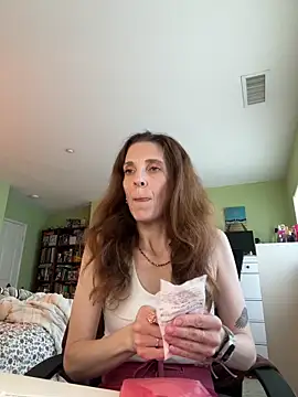 Snapshot of Raevyn chatting on June 13, 11:02 pm Raevyn online show from June 13, 11:02 pm