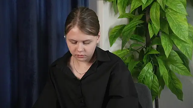 KarleenMcshaw online show from May 11, 2:45 pm