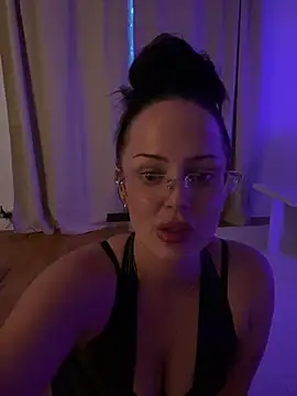 Snapshot of molotovmami chatting on June 10, 8:32 pm molotovmami online show from June 10, 8:32 pm