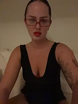 Snapshot of molotovmami chatting on July 6, 11:18 pm molotovmami online show from July 6, 11:18 pm