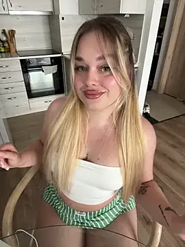 lilixcake online show from May 8, 1:37 pm