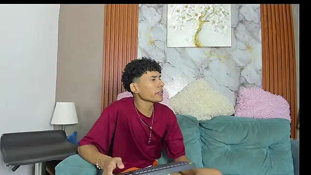 Snapshot of BOUL_GUYS chatting on June 6, 1:33 am BOUL GUYS online show from June 6, 1:33 am