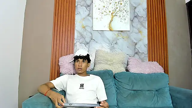 Snapshot of BOUL_GUYS chatting on May 19, 1:43 am BOUL GUYS online show from May 19, 1:43 am
