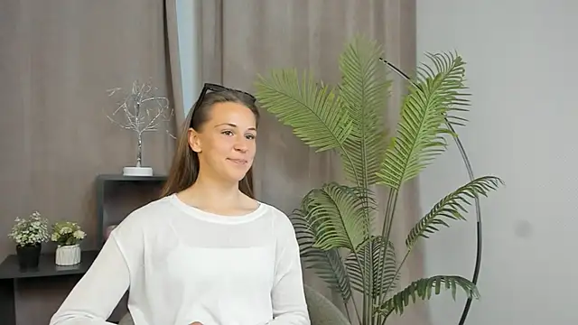 AleciaFreitas online show from May 7, 4:10 pm