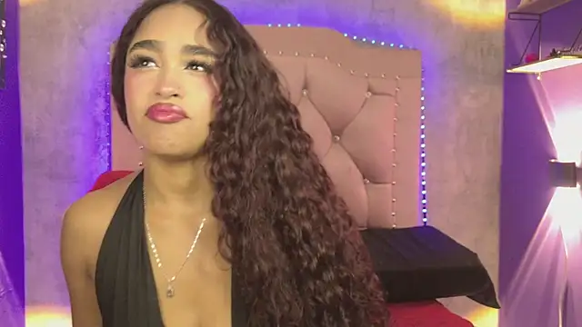 Snapshot of CamilaFlirt chatting on June 16, 6:52 pm CamilaFlirt online show from June 16, 6:52 pm