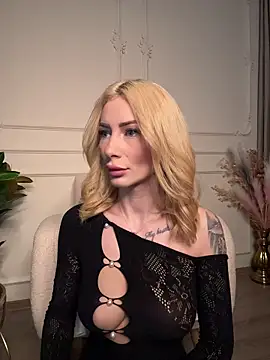 Snapshot of AngieShae chatting on July 27, 4:30 am AngieShae online show from July 27, 4:30 am