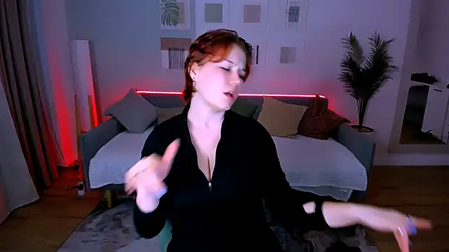MiaLacrice online show from June 18, 6:35 pm