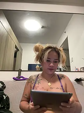 Snapshot of queenmia__ph chatting on July 9, 5:01 pm queenmia ph online show from July 9, 5:01 pm