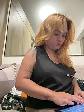 Snapshot of queenmia__ph chatting on July 13, 3:33 pm queenmia ph online show from July 13, 3:33 pm