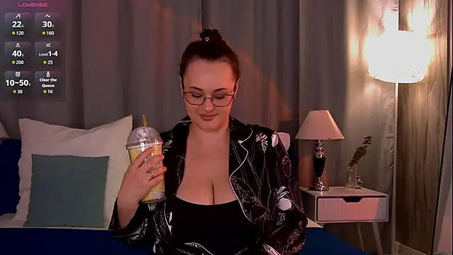 Queen Monica  online show from July 24, 7:10 pm