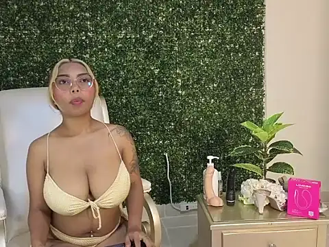 Snapshot of Katy_love222 chatting on May 28, 7:53 pm Katy love222 online show from May 28, 7:53 pm