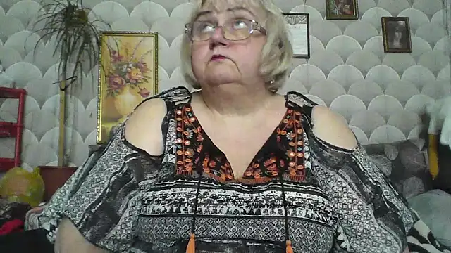 Snapshot of MarinaFarina53 chatting on May 28, 12:00 pm MarinaFarina53 online show from May 28, 12:00 pm