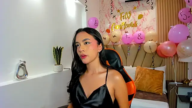 Snapshot of Aisha_Vex chatting on June 15, 2:39 pm Aisha Vex online show from June 15, 2:39 pm