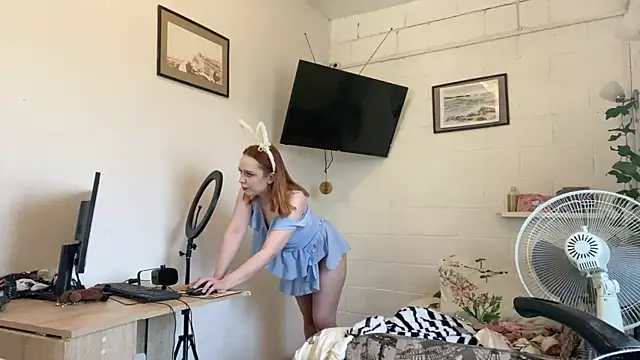 Snapshot of Amber__Fox chatting on June 20, 12:10 pm Amber Fox online show from June 20, 12:10 pm