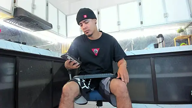 Snapshot of criss_hardcock_ chatting on May 12, 1:06 pm criss hardcock online show from May 12, 1:06 pm