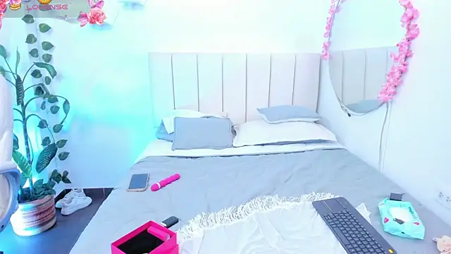 mia18    online show from May 27, 9:11 pm