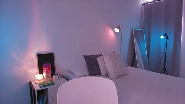 fluffylips online show from July 12, 5:25 pm