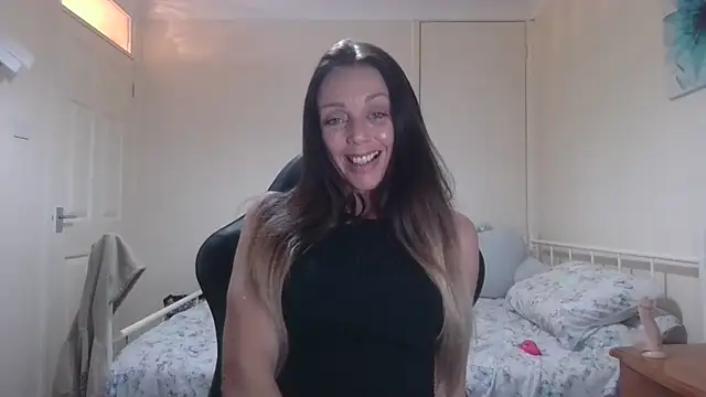 Snapshot of LouiseLovell chatting on May 18, 9:08 pm LouiseLovell online show from May 18, 9:08 pm
