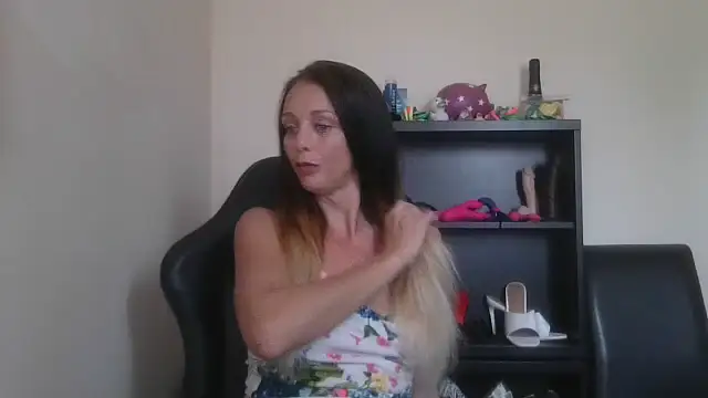 Snapshot of LouiseLovell chatting on July 4, 1:04 pm LouiseLovell online show from July 4, 1:04 pm