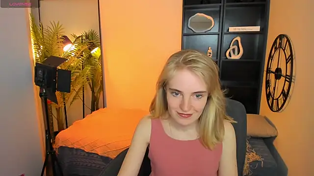 Snapshot of IrmaRonn chatting on May 25, 10:47 am IrmaRonn online show from May 25, 10:47 am