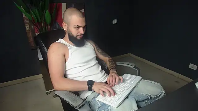 OscarWillss online show from June 15, 4:23 am