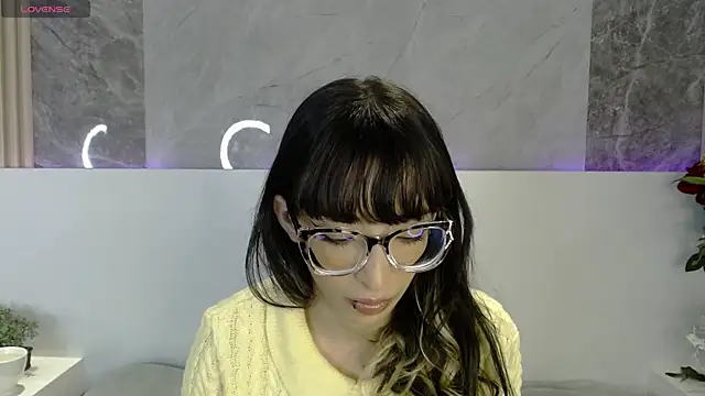 EmiliaBell  online show from June 3, 12:28 pm