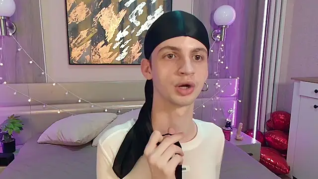 Snapshot of Bimbo_boy_ chatting on May 18, 1:49 pm Bimbo boy online show from May 18, 1:49 pm