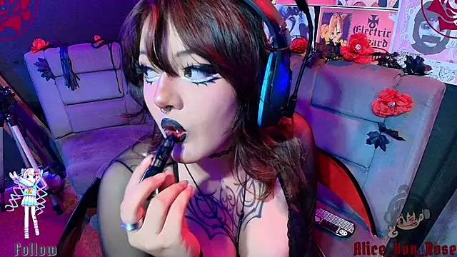 Snapshot of Alice_von_rose chatting on June 27, 5:24 am Alice von rose online show from June 27, 5:24 am