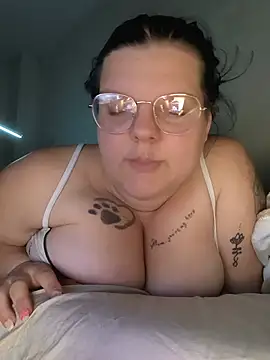 Snapshot of BadMommyyyyy chatting on May 20, 11:29 am BadMommyyyyy online show from May 20, 11:29 am