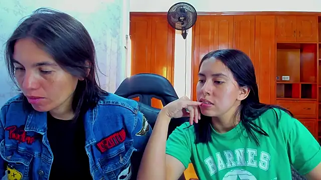 Snapshot of Soffy_and_Emily chatting on June 17, 12:37 pm Soffy and Emily online show from June 17, 12:37 pm