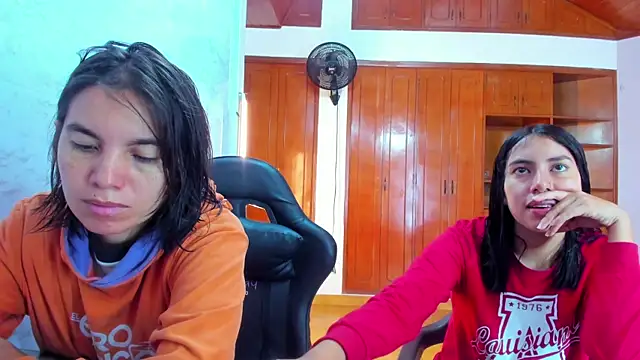Snapshot of Soffy_and_Emily chatting on July 3, 12:55 pm Soffy and Emily online show from July 3, 12:55 pm