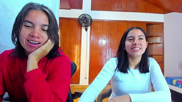 Snapshot of Soffy_and_Emily chatting on June 24, 12:59 pm Soffy and Emily online show from June 24, 12:59 pm