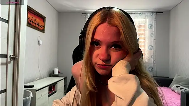 cyber shawtyzzz online show from May 11, 10:38 am