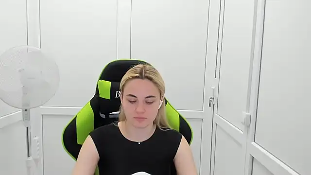 Emma starrs  online show from June 26, 9:48 am